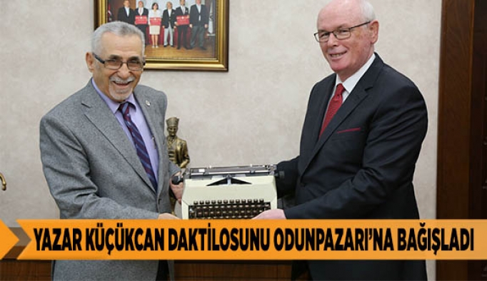 EĞİTİMCİ YAZAR KÜÇÜKCAN DAKTİLOSUNU ODUNPAZARI’NA BAĞIŞLADI