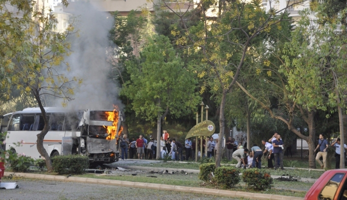 Mersin'de polis servis aracına bombalı saldırı!