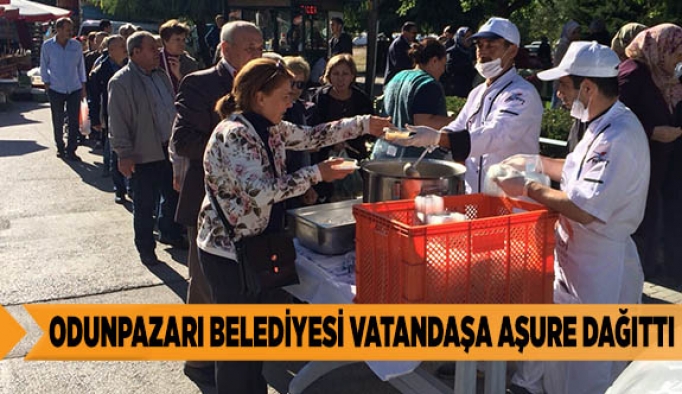 ODUNPAZARI BELEDİYESİ VATANDAŞA AŞURE DAĞITTI