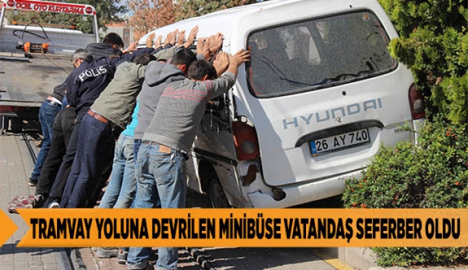 TRAMVAY YOLUNA DEVRİLEN MİNİBÜSE VATANDAŞ SEFERBER OLDU