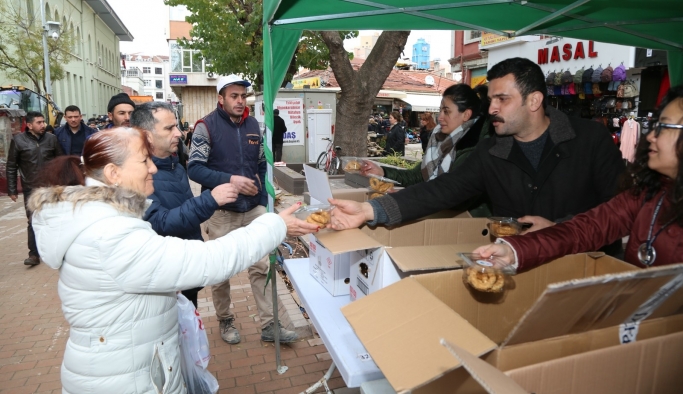 Odunpazarı Belediyesi kandil simidi dağıttı