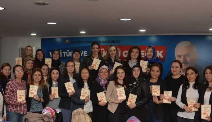 AK Parti Kadın Kollarında Her Ay Bir Kitap