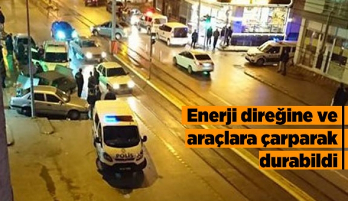 Enerji direğine ve araçlara çarparak durabildi