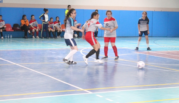 Futsal Yıldız Kızlar mücadelesi devam ediyor