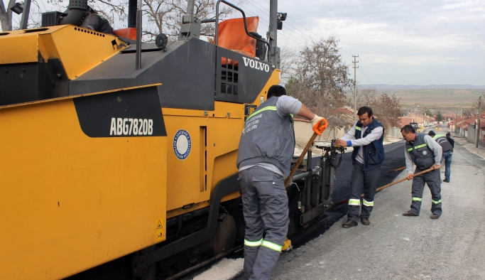 MAHMUDİYE’DE YOLLAR ASFALTLANIYOR