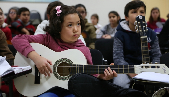 Odunpazarı’nda çocuklar gitar öğreniyor