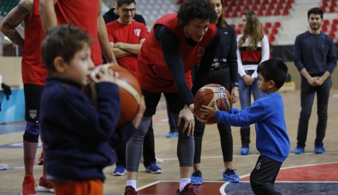 Öğrencilerin basketbol sevinci