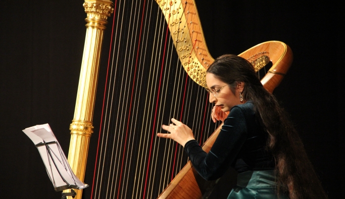 Arpist Zeynep Öykü'den 'barok' rüzgarı