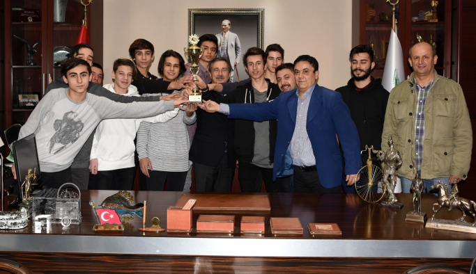 Şampiyonluk kupasını Başkan Ataç’a hediye ettiler