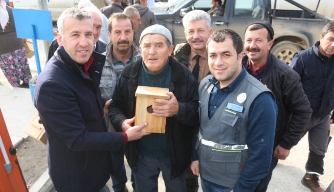 Sarıcakaya Belediyesi 120 adet kuş yuvası dağıttı