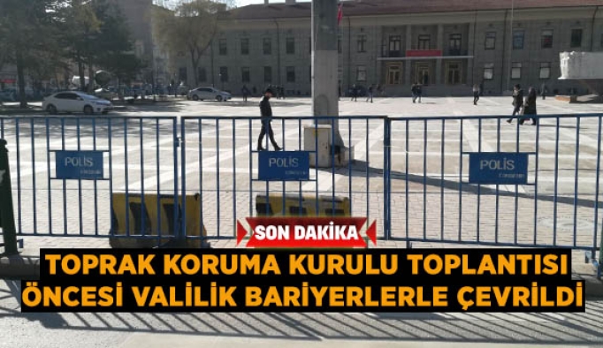 Valilik bariyerlerle çevrildi