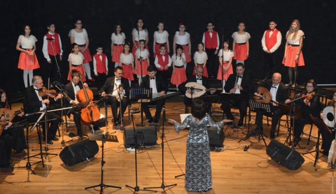 Yunus Emre Kültür Merkezinde 'sezon ortası' konseri