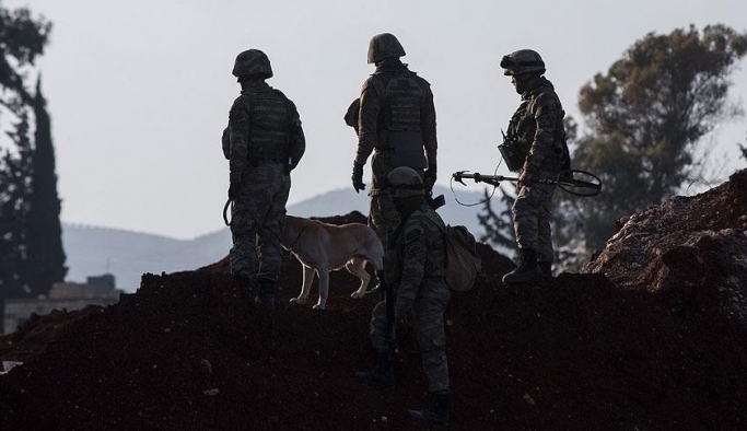 Mehmetçik Afrin’de teröristlere ait sığınakları arıyor