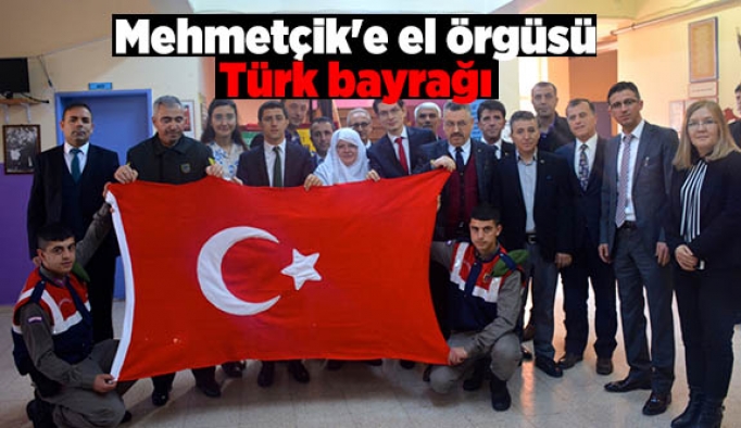 Mehmetçik'e el örgüsü Türk bayrağı