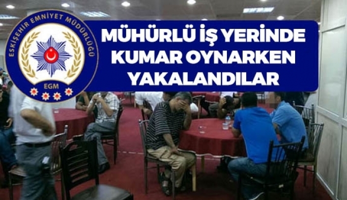 Mühürlenmiş iş yerinde kumar oynarken yakalandılar