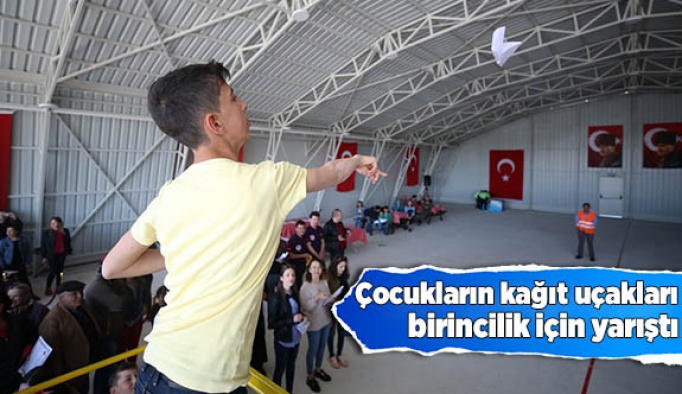 Çocukların kağıt uçakları birincilik için yarıştı