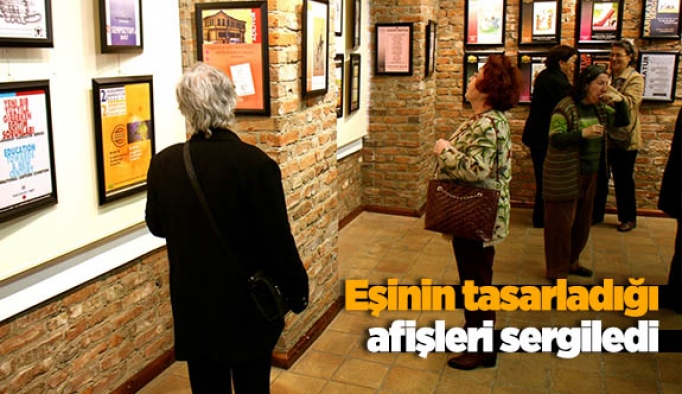 Eşinin tasarladığı afişleri sergiledi