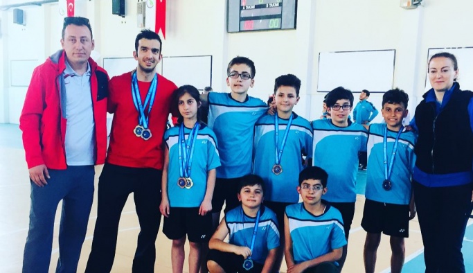 İşitme engelli badmintoncular madalyaları topladı
