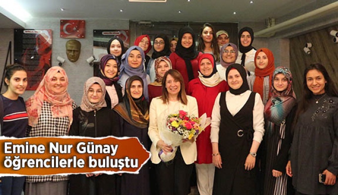 PROF. DR. GÜNAY ÖĞRENCİLERLE BİR ARAYA GELDİ