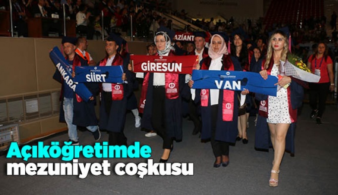 Açıköğretimde mezuniyet coşkusu