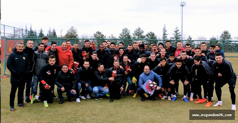 Eskişehirspor'a taraftarından Sevgililer Günü sürprizi