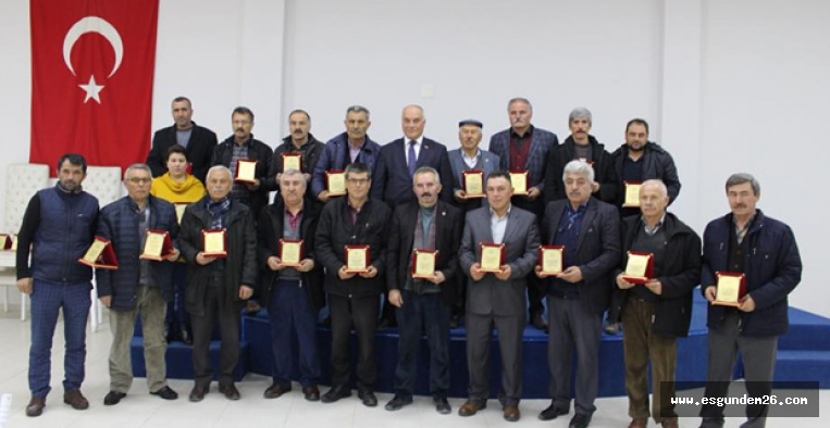 HAN'DA MECLİS ÜYELERİNE PLAKET