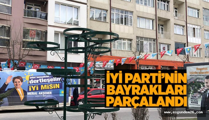 İYİ PARTİ BAYRAKLARI PARÇALANDI!