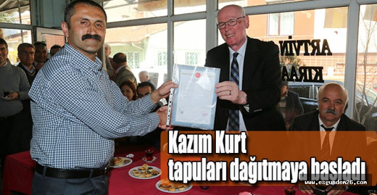 Kazım Kurt tapuları dağıtmaya başladı