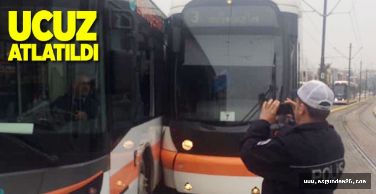 TRAMVAY İLE HALK OTOBÜSÜ ÇARPIŞTI