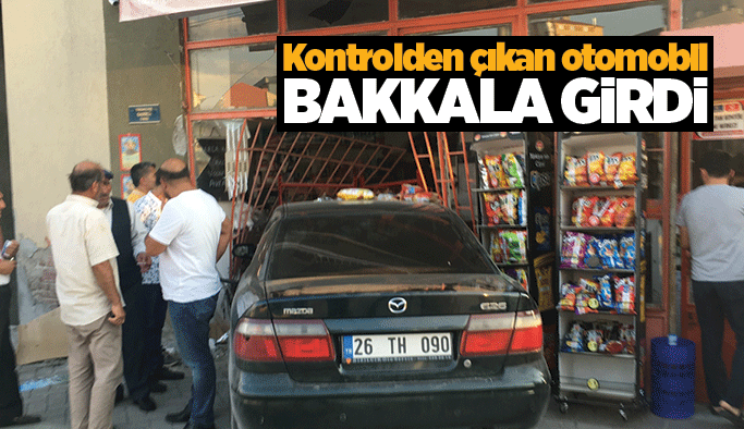 Kontrolden çıkan otomobil, bakkala girdi