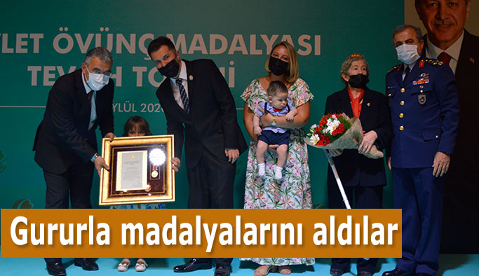 Gururla madalyalarını aldılar