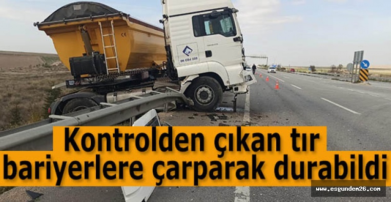 Kontrolden çıkan tır bariyerlere çarparak durabildi