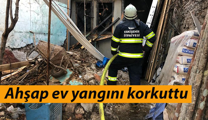 Ahşap evde çıkan yangın paniğe neden oldu