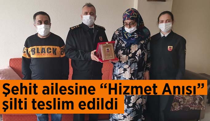 Şehit ailesine “Hizmet Anısı” şilti teslim edildi