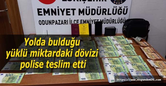 Yolda bulduğu yüklü miktardaki dövizi polise teslim etti