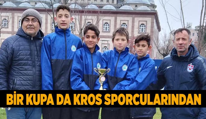 Eskişehir Büyükşehir Gençlik ve Spor Kulübü kros koşucuları, üçüncü olarak kupa kazandı