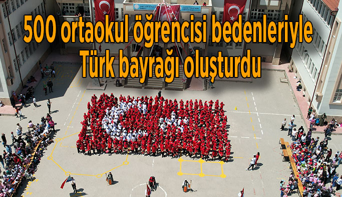 500 ortaokul öğrencisi bedenleriyle Türk bayrağı oluşturdu