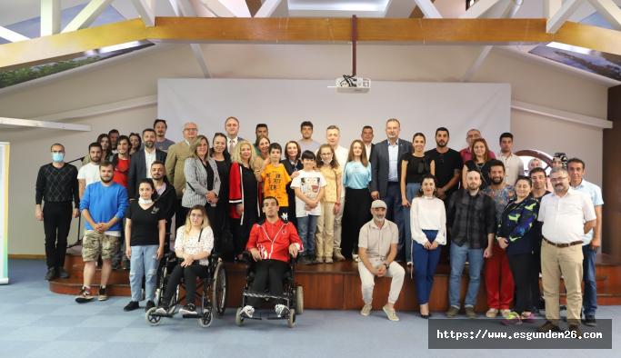 Çağdaş Toplumlarda Gençlik ve Spor Kültürü” söyleşisi Haller Gençlik Merkezi Seminer Salonu’nda gerçekleştirildi