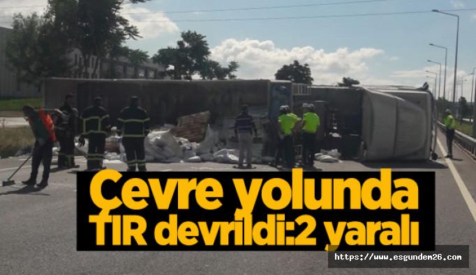 Devrilen TIR'da baba ve oğlu yaralandı