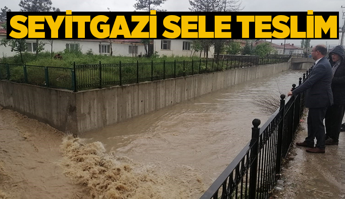 Seyitgazi’yi sel vurdu! Ekipler sahada…