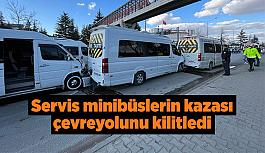 Servis minibüslerin kazası çevreyolunu kilitledi