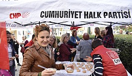 CHP’Lİ KADINLAR AŞURE DAĞITTI