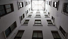 Apartman boşluğundan düşen kadın can verdi