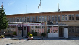 Cezaevine uyuşturucu sokarken yakalandı