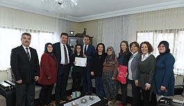 Evde eğitim gören öğrencilere karne Vali Çelik'ten