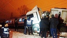 YOLCU TRENİ TIRA ÇARPTI 1 ÖLÜ 5 YARALI