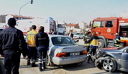 Kaza sonrası arabada mahsur kaldılar