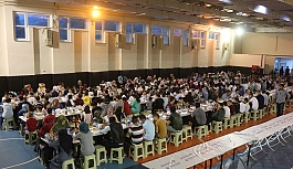 600 çocuk aynı sofrada iftar yaptı