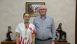 Dünya Oyunları’nda ikinci olan Seda Duygu Aygün Başkan Kurt’u ziyaret etti