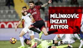 ES ES İMZAYI ATTIRIYOR